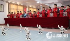 市平易近和小伴侣们前来参不雅